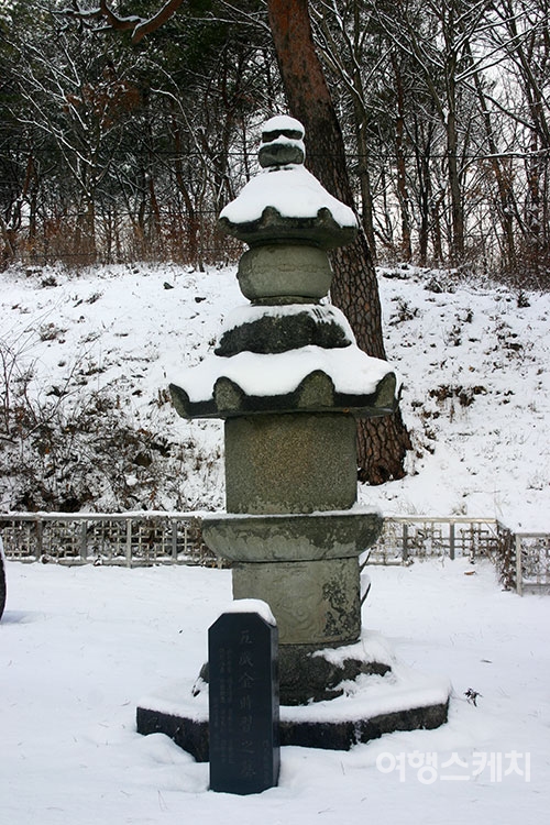 무량사에 있는 김시습의 묘. '오세김시습지묘'라고 적혀 있다. 사진 / 신정일 (사)우리 땅 걷기 대표