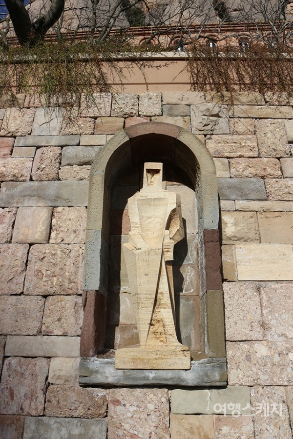 사그라다 파밀리아의 '수난의 문'을 조각한 수비라치의 성 조르디 조각상으로, 음각 기법으로 조각되어 어느 쪽에서 봐도 나를 보고 있는 것 같은 착시 효과가 특이하다. 사진 / 김샛별 여행작가