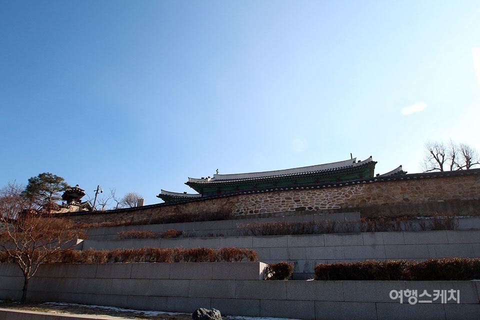옆에서 보면 전통 한옥과 달리 세로로 긴 모습을 볼 수 있다. 사진 / 김세원 기자