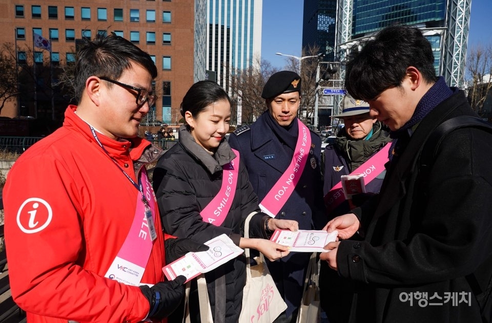 2019 코리아그랜드세일 개막식에서 종사자 미소국가대표들이 거리 환대 캠페인을 펼치고 있다. 사진제공 / 한국방문위원회