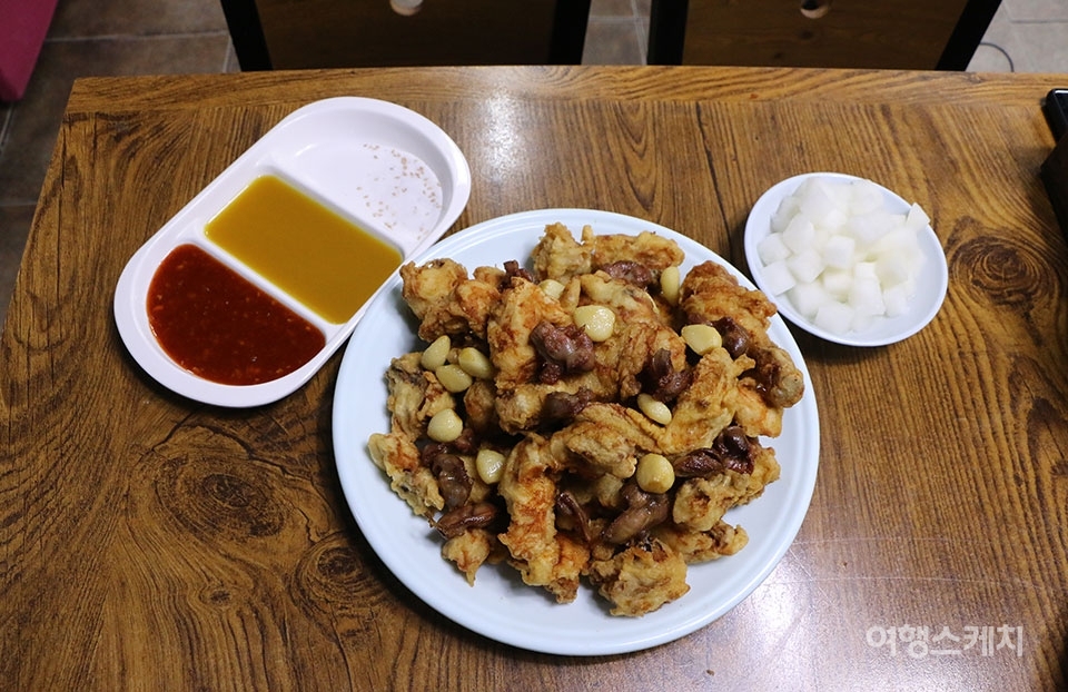서비스로 나온 마늘 튀김은 모래집과 함께 먹어도 맛있고, 통닭과 먹어도 맛이 좋다. 사진 / 김세원 기자