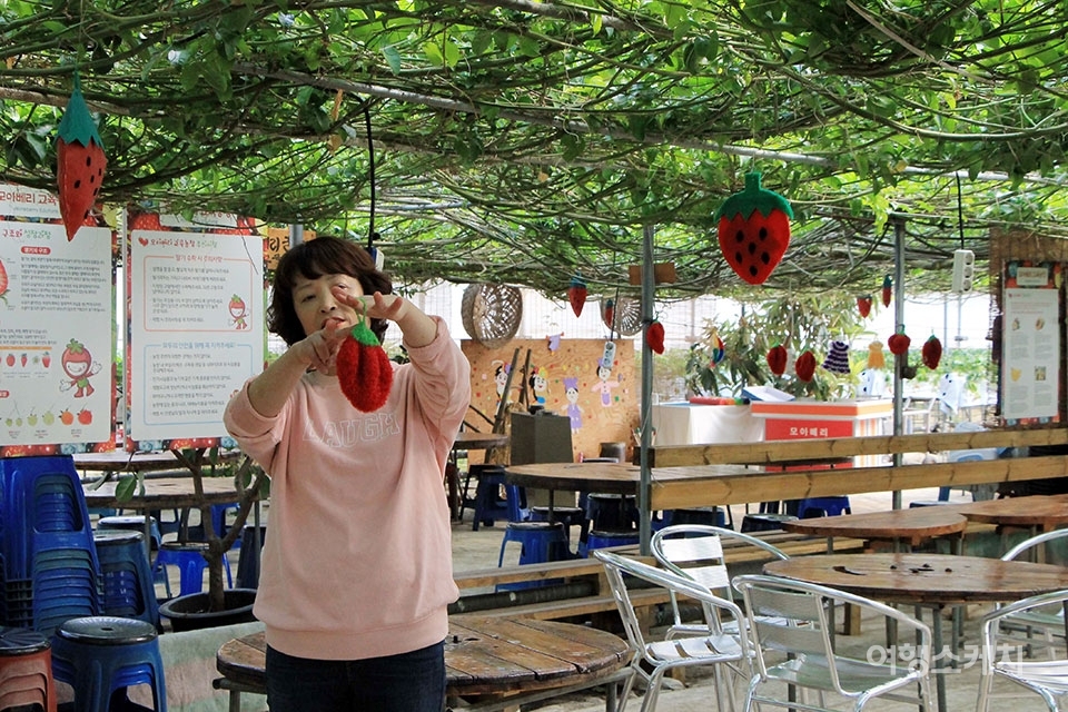 딸기 선생님인 옥영희 대표이사가 아이들 앞에서 어떻게 딸기를 따야 하는지 설명한다. 사진 / 김세원 기자