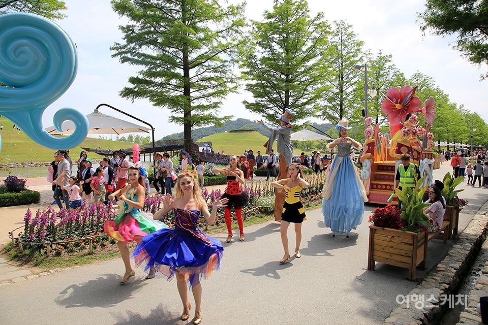 순천만정원 동문 일대에서 펼쳐지는 퍼레이드. 5월 6일까진 ‘봄꽃 향연’ 축제가 펼쳐진다. 사진 / 황소영 객원기자