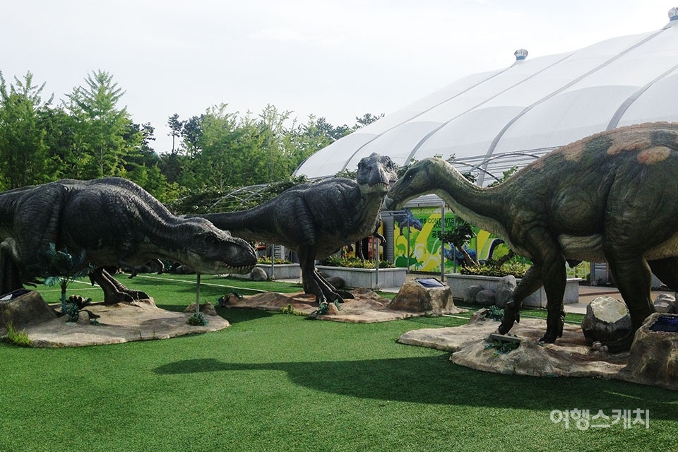 야외 공룡동산에서는 거대한 규모의 공룡 조형물을 볼 수 있다. 사진 / 서찬휘 여행작가