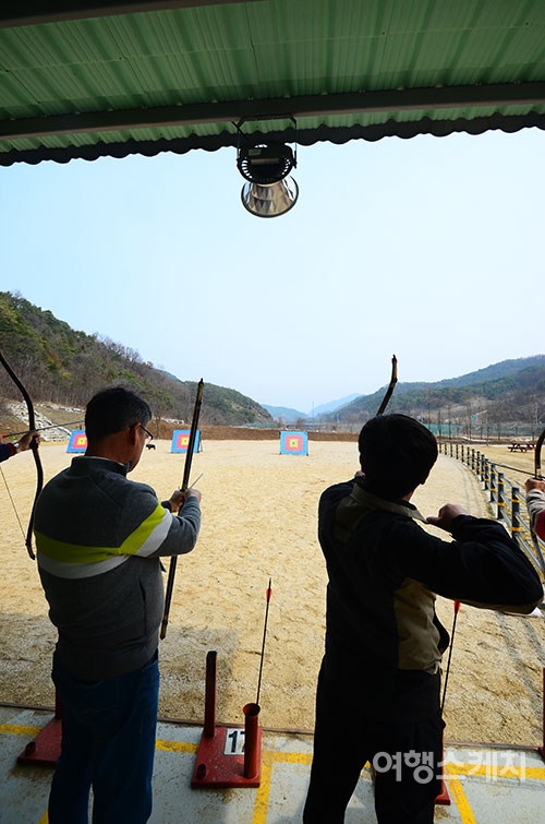 옥순정 국궁장에서 국궁 체험을 하는 모습. 사진 / 노규엽 기자