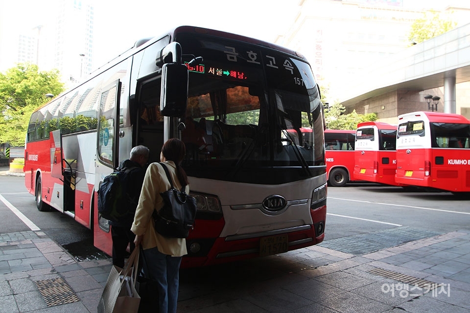 센트럴시티터미널에서 출발하는 해남행 고속버스. 사진 / 조아영 기자