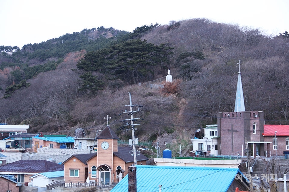 예동마을에는 천주교 공소와 기독교 교회가 나란히 자리한다. 마을 뒷산에 김대건 신부 동상이 있다. 사진 / 박상대 기자
