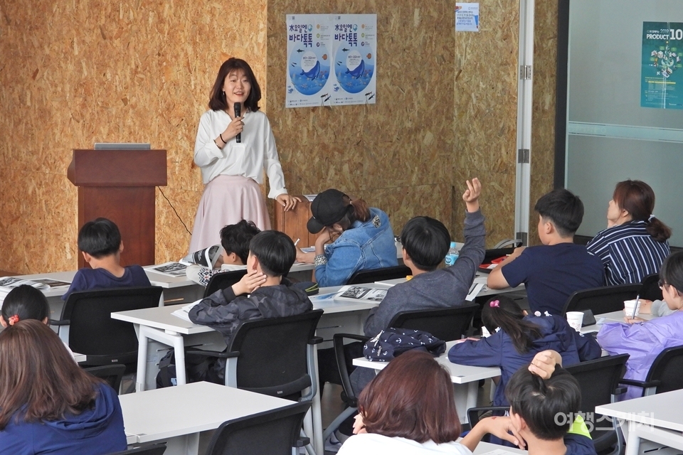 봉래초등학교 장은정 교사가 강연 중 아이들의 질의에 답하고 있다. 사진 / 황병우 기자