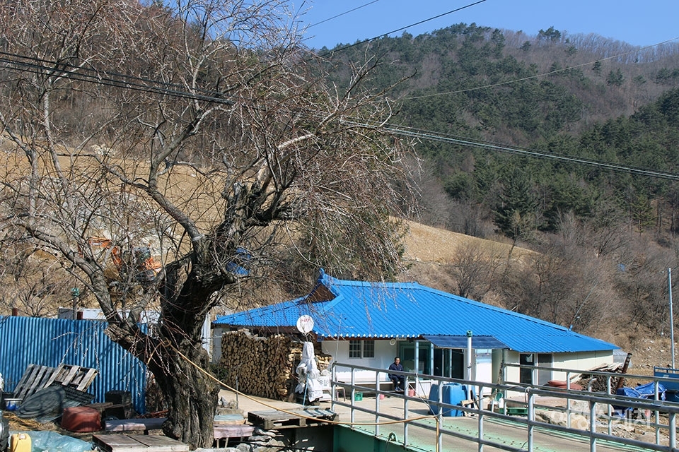 검용소 근처 한강의 발원지 아래 첫 마을인 '안창죽마을'이 나타난다. 사진 / 신정일 (사) 우리 땅 걷기 대표