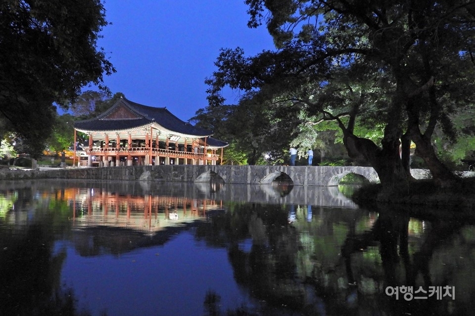 연못에 비친 오작교와 광한루는 낮만큼이나 밤에도 아름다운 풍경을 선사한다. 사진 / 황병우 기자