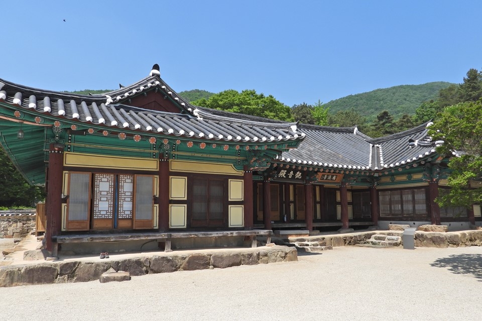 위봉사 스님들이 거처하는 관음전은 다른 사찰의 건물들과 달리 조선시대 주택과 같이 대청마루가 있다. 사진 / 황병우 기자