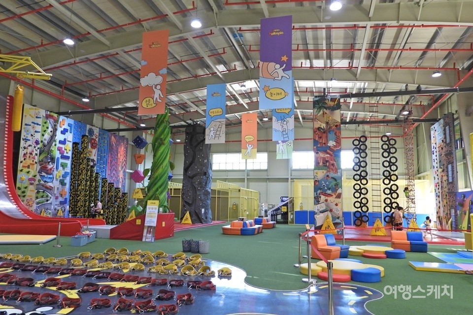놀토피아는 국내최대 암벽등반 테마 모험 놀이를 아이와 함께 체험할 수 있어서, 인기가 높다. 사진 / 황병우 기자