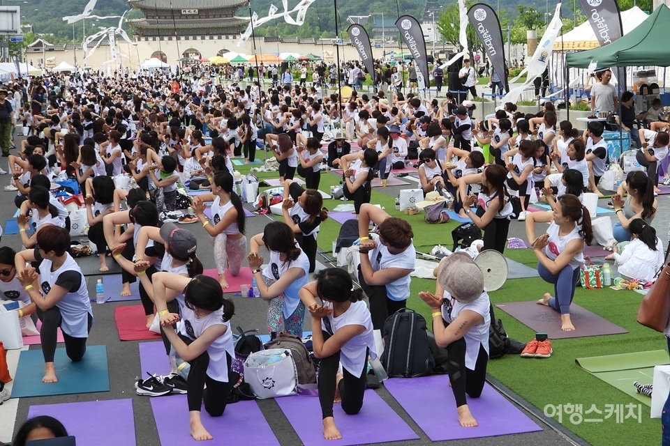 16일 오후 서울 종로구 세종대로 차없는거리에서 진행된 '2019 UN세계 요가의 날' 행사 참가자들이 다 함께 요가를 하고 있다.