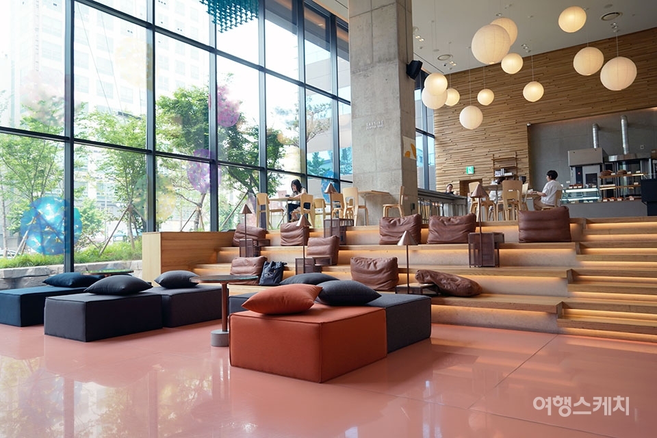 라이즈 호텔은 이미 하나의 갤러리이다. 로비부터 느낄 수 있는 디자인적 요소들. 사진 / 김세원 기자