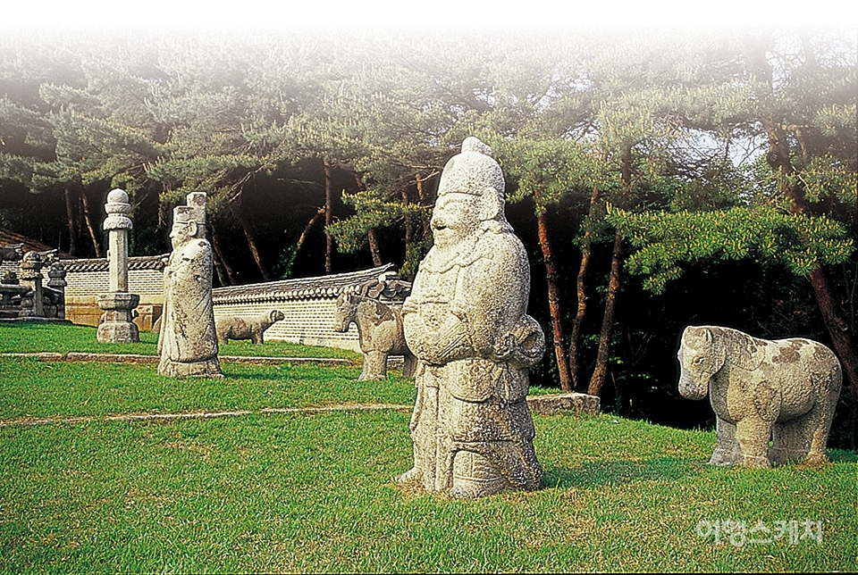태조 왕릉 앞에 있는 12지신상. 12개 동물의 석상이 있음. 2003년 7월. 사진 / 임화순