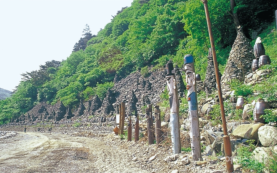 항골계곡 위쪽에 있는 돌탑과 장승들. 2003년 8월. 사진 / 박상대 기자