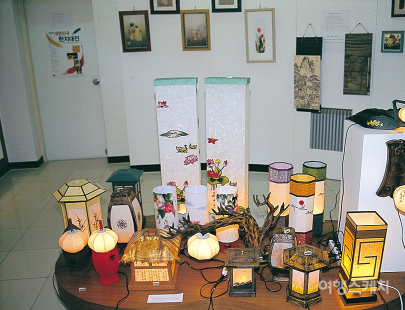 다양한 공예품들이 전시되어 있는 원주 한지공예전시관. 2003년 8월. 사진 / 박상대 기자