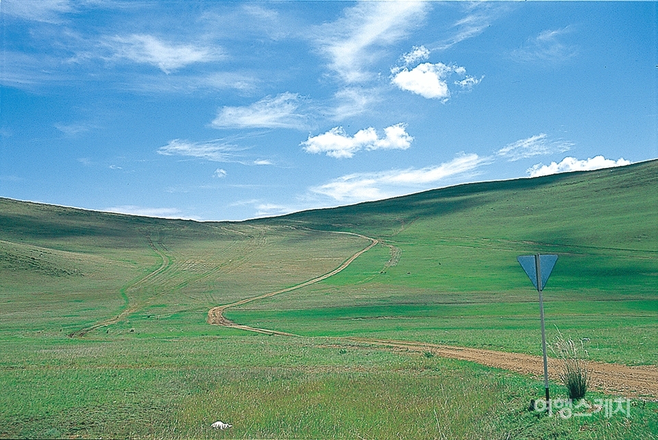 바이칼 호수는 중앙아시아 또는 유라시아 유목 민족의 발원지이자 이동경로로서 중요한 문화사적 의의가 깃들어 있다. 2003년 9월. 사진 / 박상대 기자