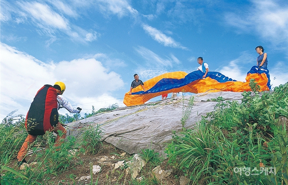 풍속 28km/h에서 이륙하려는 순간. 2003년 10월. 사진 / 김연미 기자