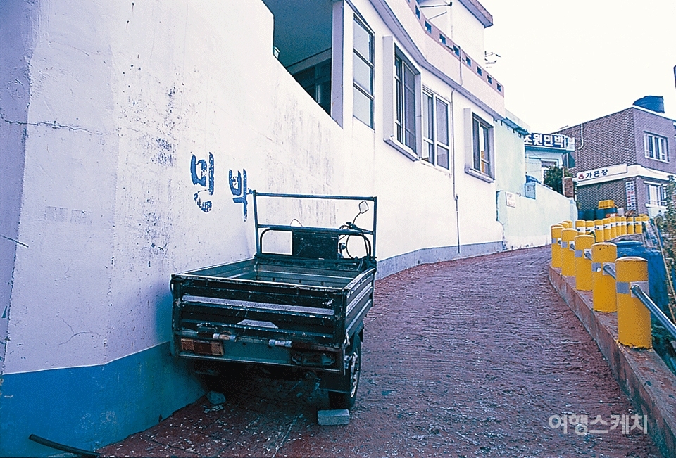 홍도의 길목과 오토바이. 2003년 12월. 사진 / 김연미 기자