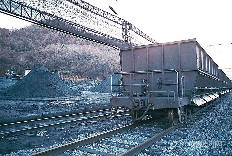 하루 또는 이틀에 한번씩 석탄을 실은 7량 열차가 출발한다. 2004년 1월. 사진 / 여행스케치 DB