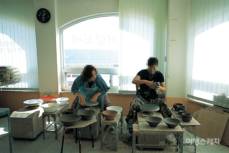 '서랑도예'에서는 예쁜 그릇을 직접 만들 수 있다. 2시간 동안에 아이들은 보통 두 작품을, 어른들은 한 작품을 만들 수 있다. 2004년 2월. 사진 / 김연미 기자