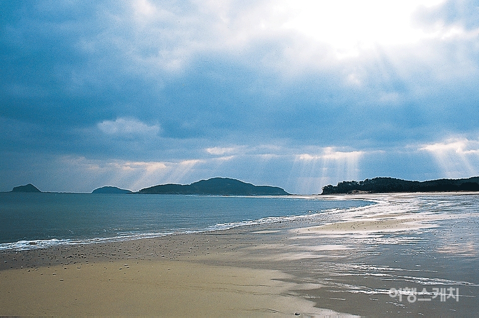 은빛 규사가 반짝이는 해변이 아름답다. 2004년 2월. 사진 / 이민학 기자