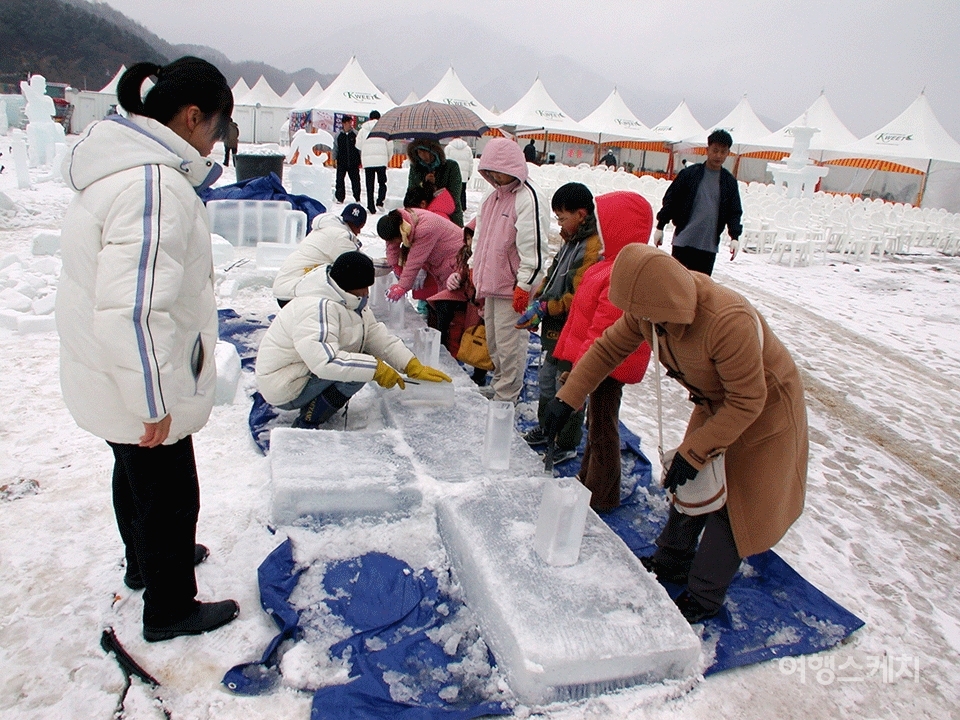빙어 축제 행사 하나로 얼음컵 만들기가 있었다. 아이들이 제일 좋아한 프로그램이다. 2004년 3월. 사진 / 구동관 객원기자