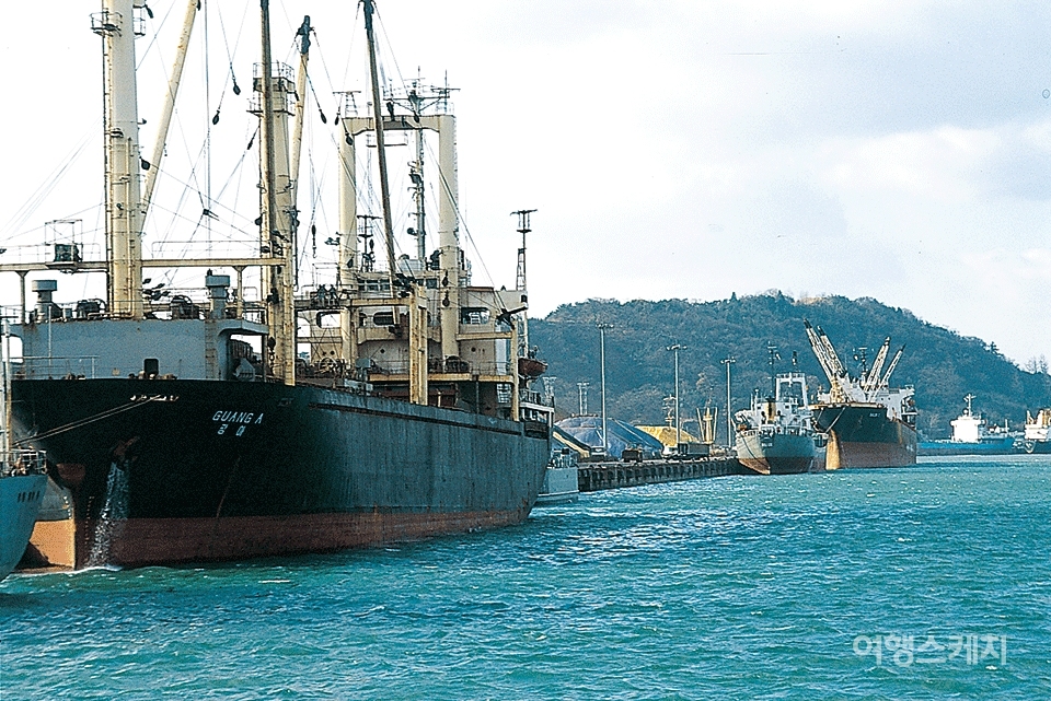대형선박들이 정박해 있는 인천항 부두 모습.  2004년 3월. 사진 / 김정민 기자