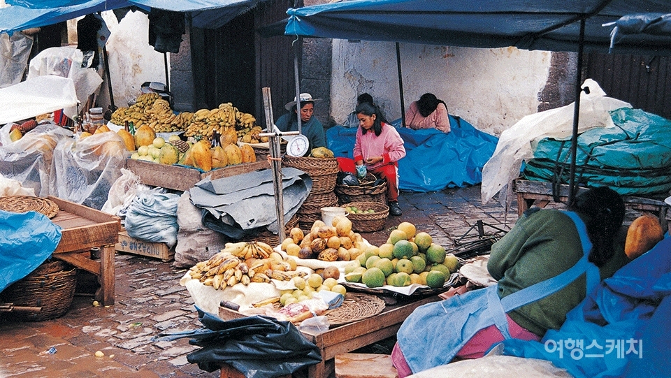 쿠즈코의 야채시장. 귤과 감자, 바나나와 마늘 등 우리와 식단이 비슷하다. 2004년 3월. 사진 / 이명구 여행전문가
