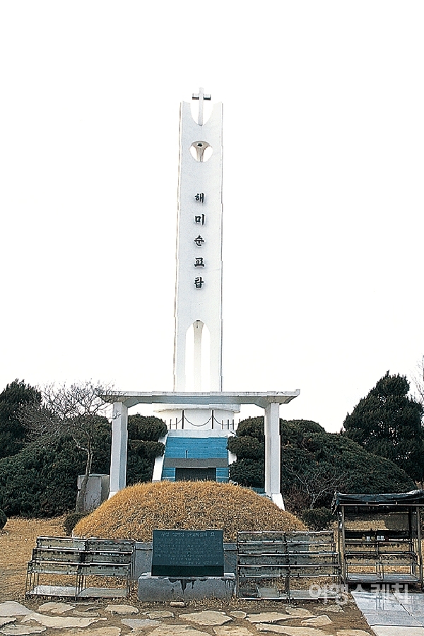 무명 천주교인들의 순교를 기념해 세운 순교탑과 무덤. 2004년 4월. 사진 / 정대일 기자