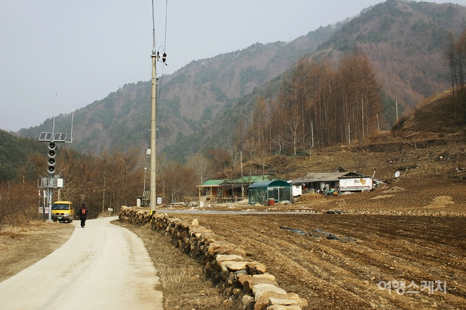 마방마을 앞에는 자동우량경보시설이 설치되어 있다. 2004년 5월. 사진 / 김연미 기자