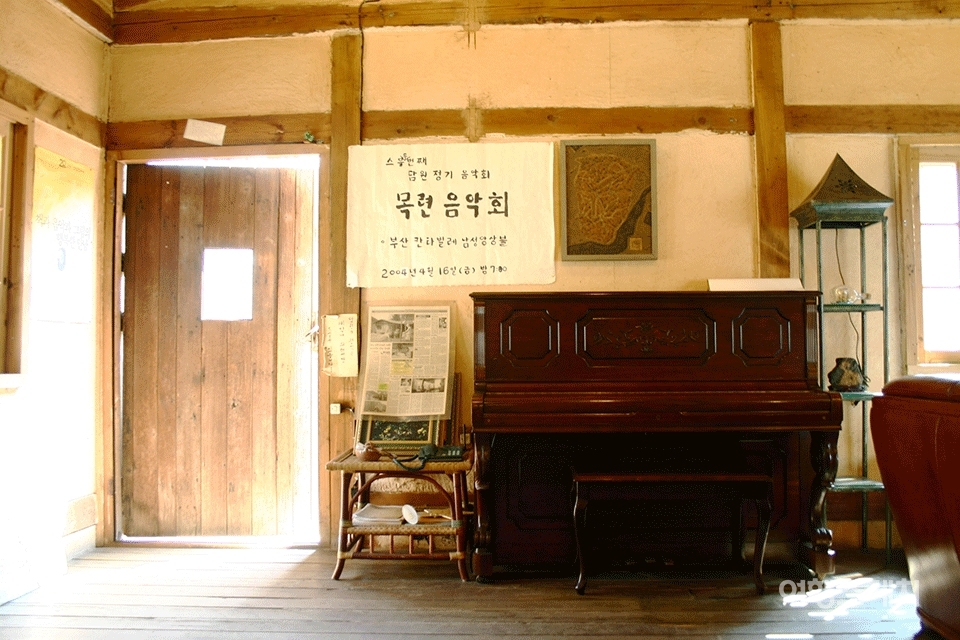 담원에서는 매년 목련이 필때면 목련 음악회가 열린다. 2004년 5월. 사진 / 김연미 기자