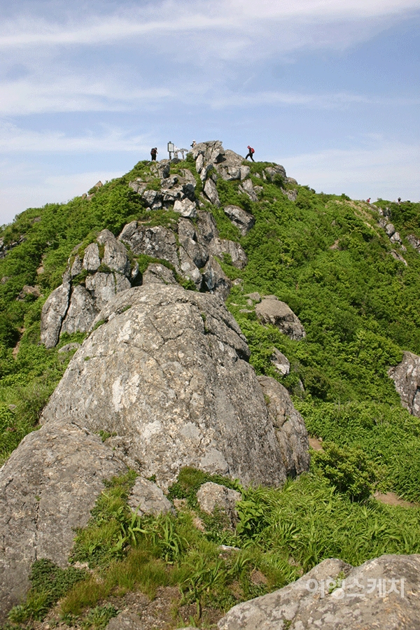 장수덕유산을 오르는 능선에는 암봉들이 많다. 2004년 8월. 사진 / 박상대 기자