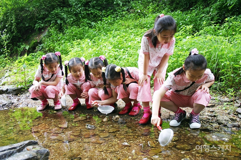 옹기종기 모여 계곡에 사는 생물들을 관찰하고 있는 아이들. 2004년 8월. 사진 / 김연미 기자