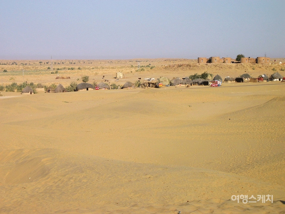 타르사막의 유명한 모래구릉인 Sam Sand Dunes에서 내려다 본 주변의 현지 가옥들. 2004년 8월. 사진 / 이분란 객원기자