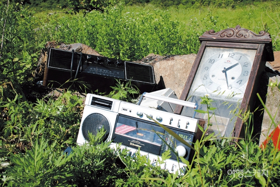 쓰지 않는 옛 물건들이 세월의 흔적처럼 놓여있다. 2004년 9월. 사진 / 김연미 기자