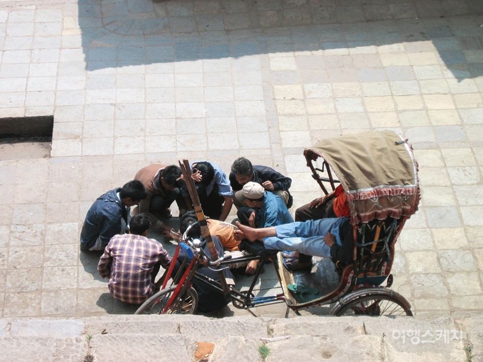 인력거꾼들이 모여 네팔식 카드놀이를 하며 뜨거운 오후를 한가롭게 보내고 있다. 2004년 9월. 사진 / 이분란 객원기자