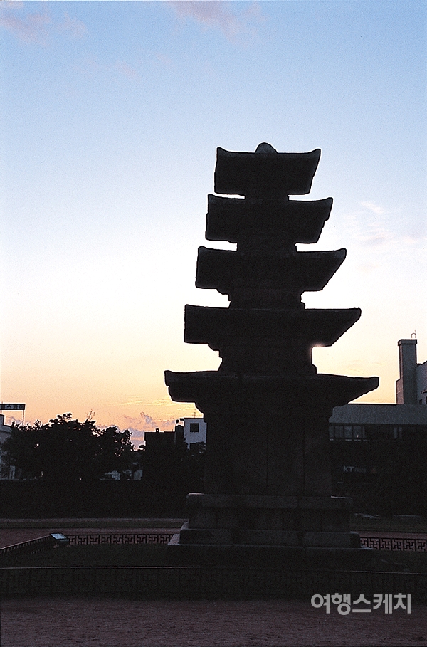 해질 무렵의 정림사지 오층석탑. 2004년 11월. 사진 / 김연미 기자