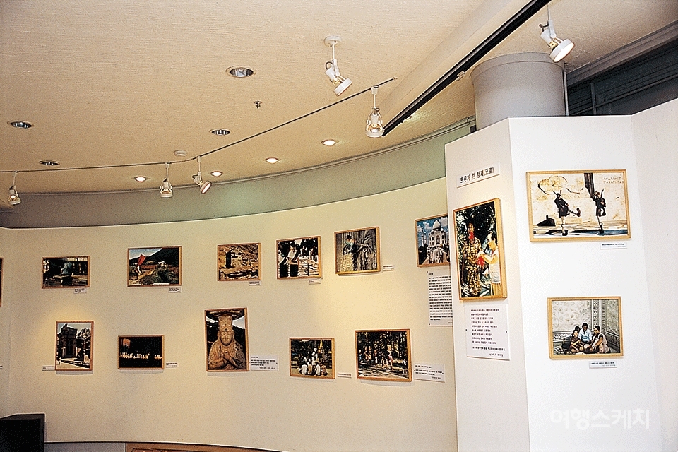 지하 1층은 인간가족의 다양한 못브이 사진으로 전시되어 있다. 2004년 11월. 사진 / 김상미 객원기자