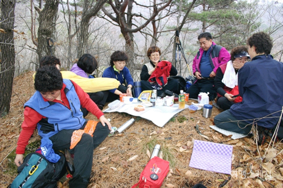함께 점심 식사를 하는 산악회원들. 2005년 1월. 사진 / 박상대 기자