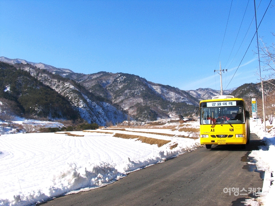 마을 안까지 버스가 들어온다. 2005년 3월. 사진 / 김진용 기자