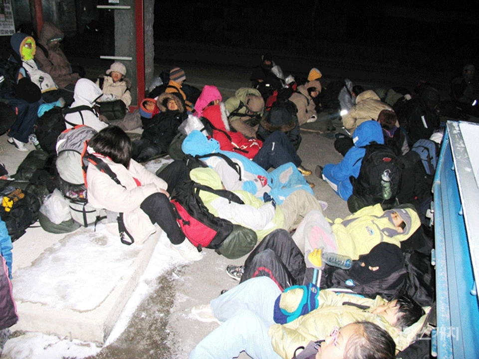 휴식 시간, 모두들 쓰러져 잠이 든다. 2005년 3월. 사진 / 김진용 기자