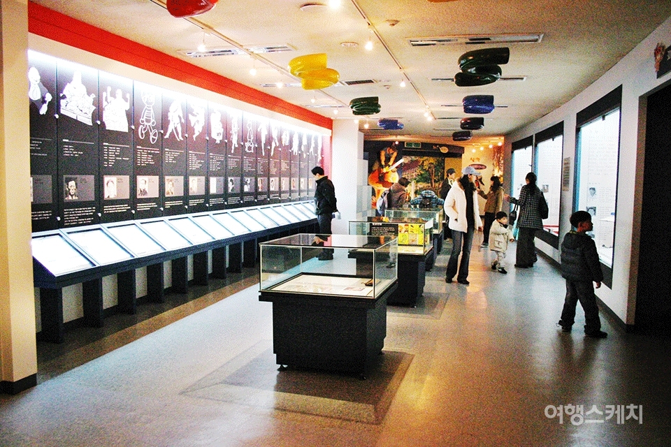 한국 만화의 역사가 전시되어 있는 한국만화박물관 내부. 2005년 4월. 사진 / 노서영 기자