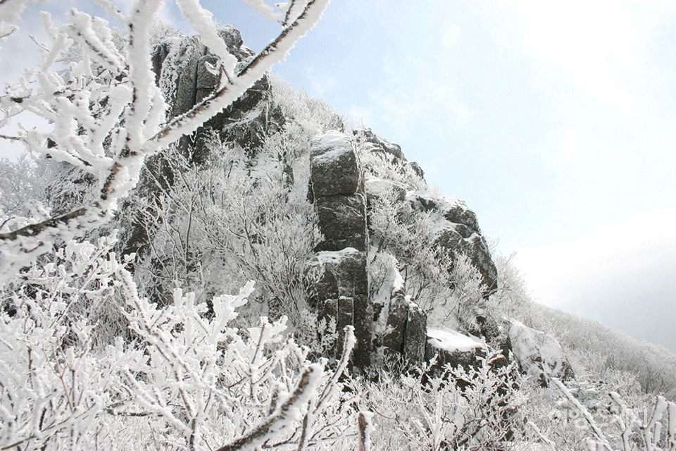 도솔봉 가는 길에 눈이 덮여 있다. 2005년 4월. 사진 / 박상대 기자