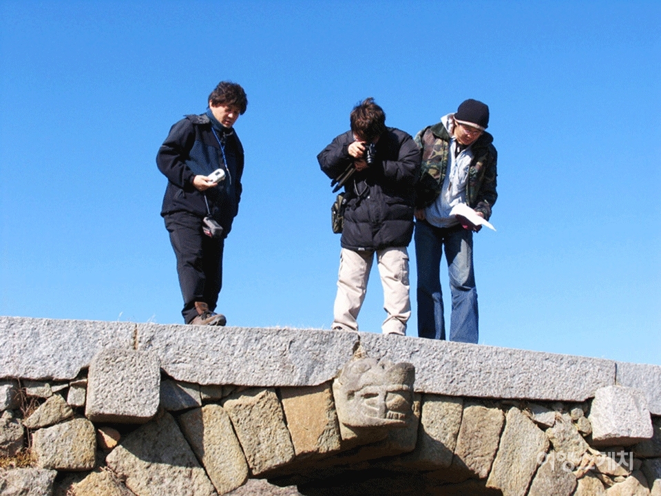 미내다리 위에 올라 유심히 관찰하는 동호회 회원들. 2005년 4월. 사진 / 김진용 기자