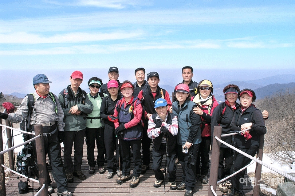 유난히 부부가 많이 참여하는 인천삼화산악회. 모두가 그의 든든한 산행 동료들이다. 2005년 5월. 사진 / 이민학 기자