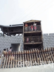 성곽 전투에서 사용됐던 대형 무기들도 전시되어 있다. 2005년 6월. 사진 / 구동관 객원기자
