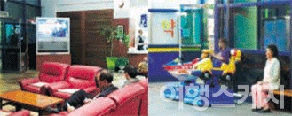휴게소에서 뉴스를 시청하는 사람들(왼쪽)과 놀이기구를 타는 아이(오른쪽) 모습. 2005년 6월. 사진 / 김진용 기자