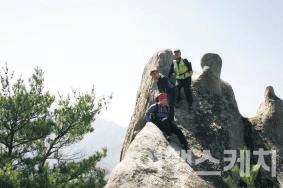 대야산에는 암릉이 유난히 많았다. 2005년 6월. 사진 / 박상대 기자